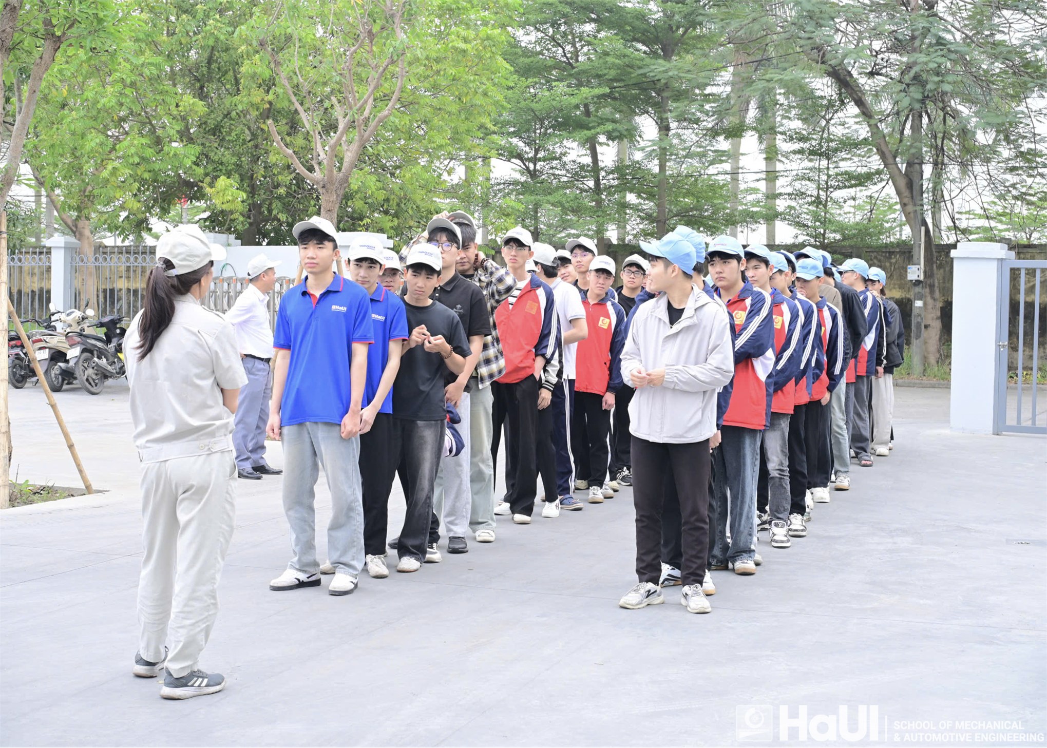 Students of the School of Mechanical and Automotive Engineering visit and experience enterprises