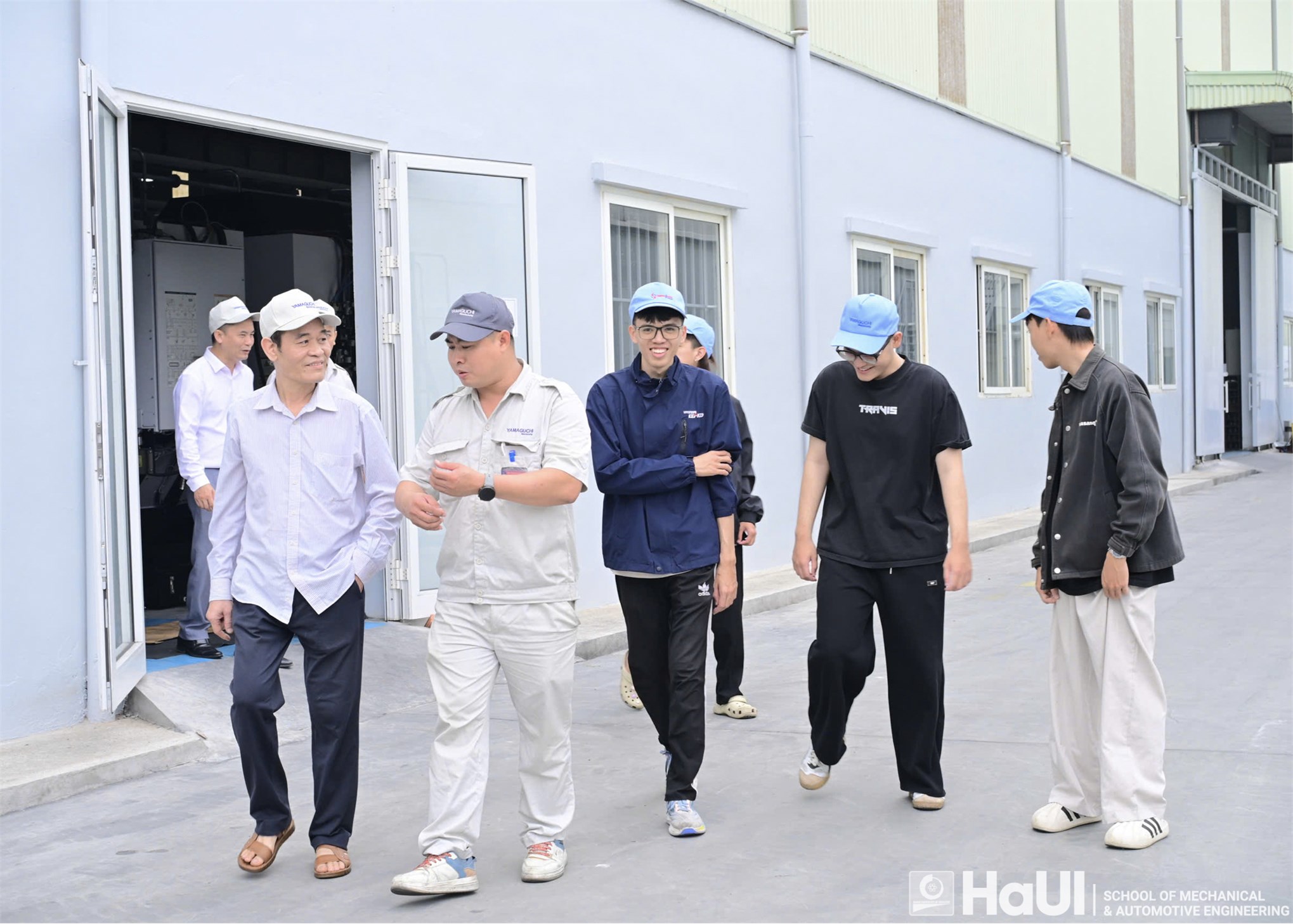 Students of the School of Mechanical and Automotive Engineering visit and experience enterprises