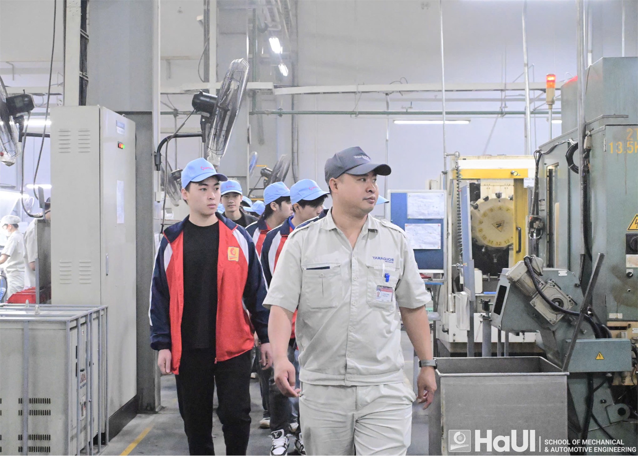 Students of the School of Mechanical and Automotive Engineering visit and experience enterprises