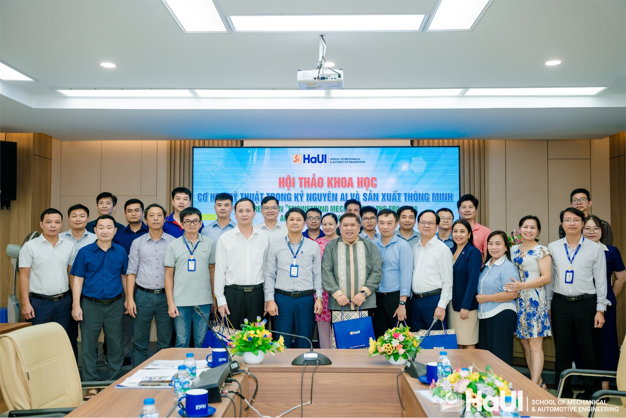 Hội thảo khoa học “Cơ học kỹ thuật trong kỷ nguyên AI và Sản xuất thông minh”: Bệ phóng nâng cao năng lực nghiên cứu tại Trường Cơ khí – Ô tô