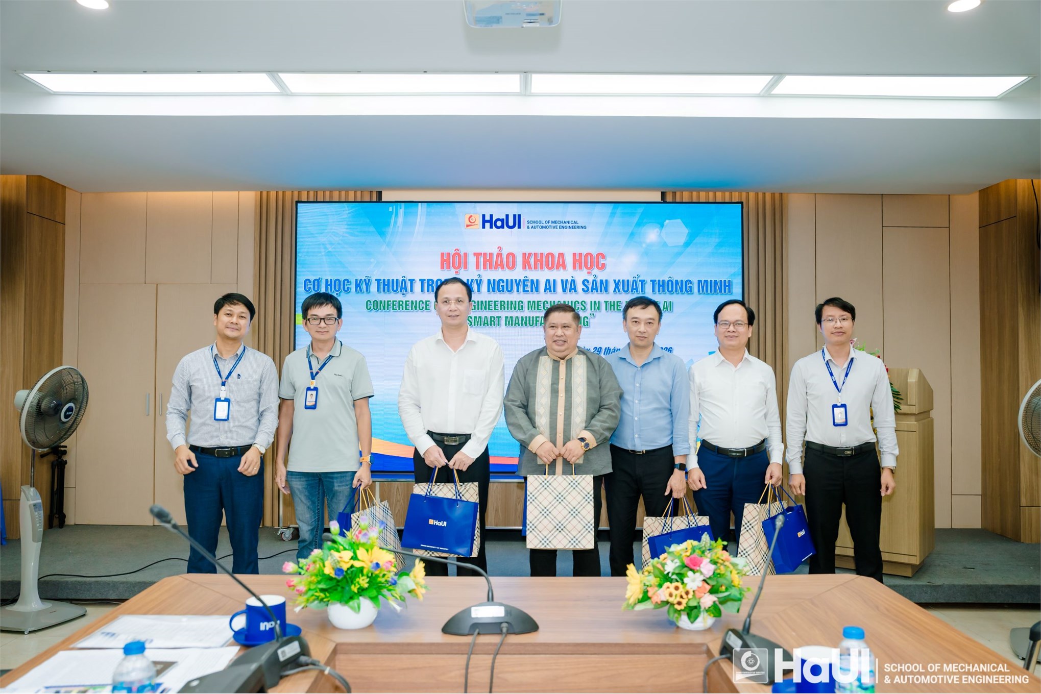 Hội thảo khoa học “Cơ học kỹ thuật trong kỷ nguyên AI và Sản xuất thông minh”: Bệ phóng nâng cao năng lực nghiên cứu tại Trường Cơ khí – Ô tô