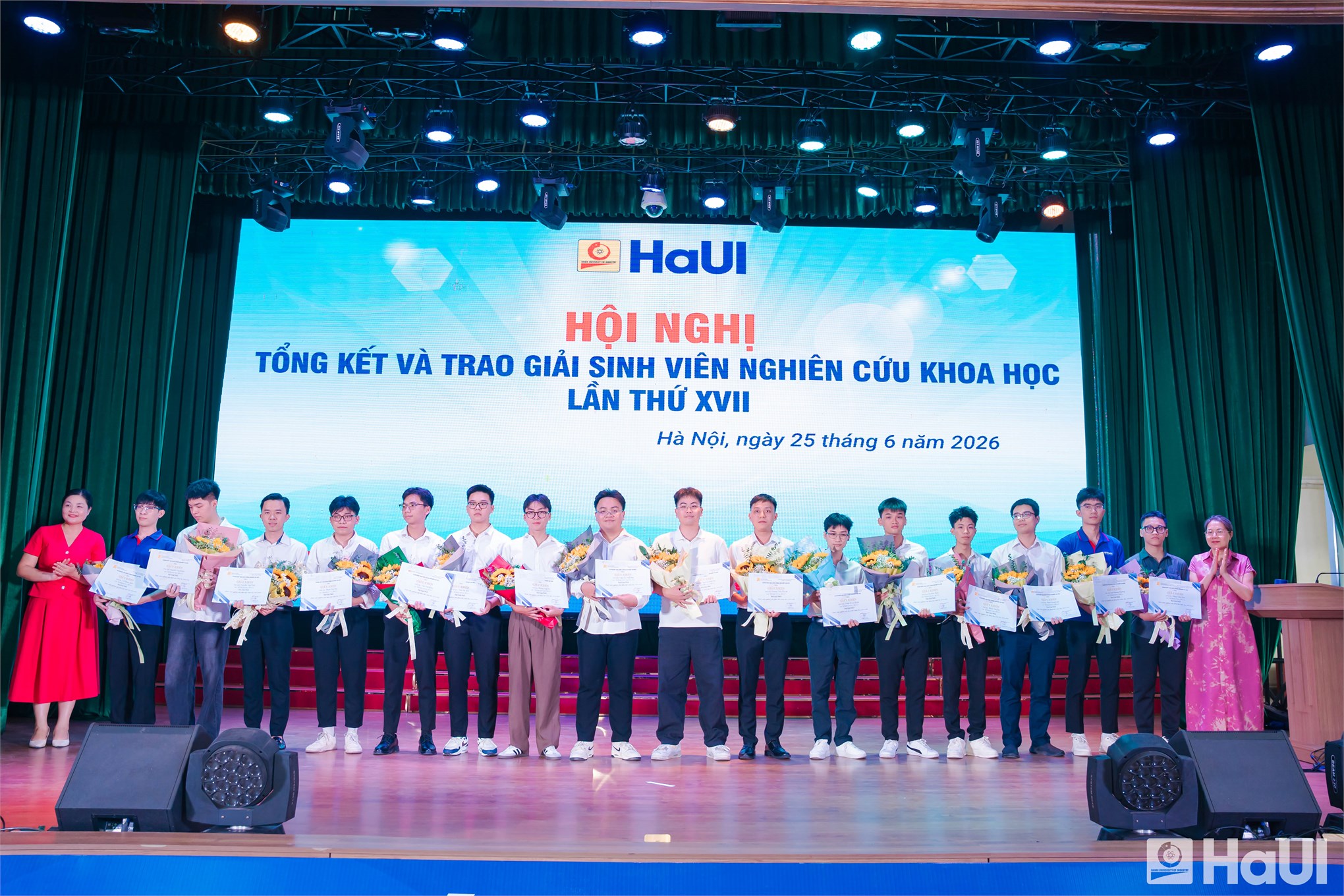 Tôn vinh trí tuệ và tinh thần đổi mới sáng tạo: Sinh viên Trường Cơ khí – Ô tô đạt nhiều thành tích tại Hội nghị sinh viên nghiên cứu khoa học lần thứ XVII
