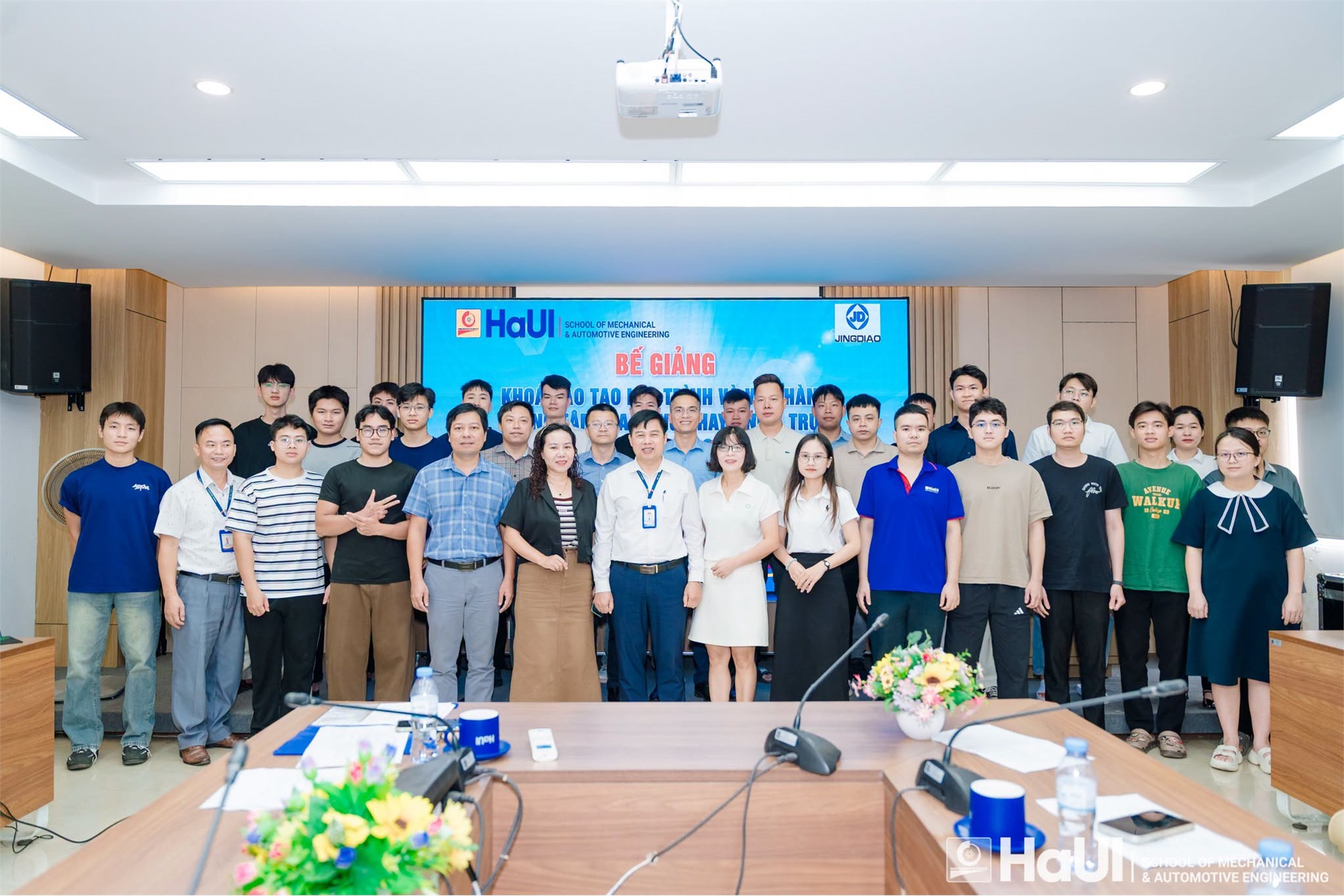 Bế giảng khóa đào tạo ngắn hạn tại Trường Cơ khí – Ô tô: “Lập trình và vận hành trung tâm gia công phay CNC 5 trục” và kết nối việc làm cho học viên sau đào tạo