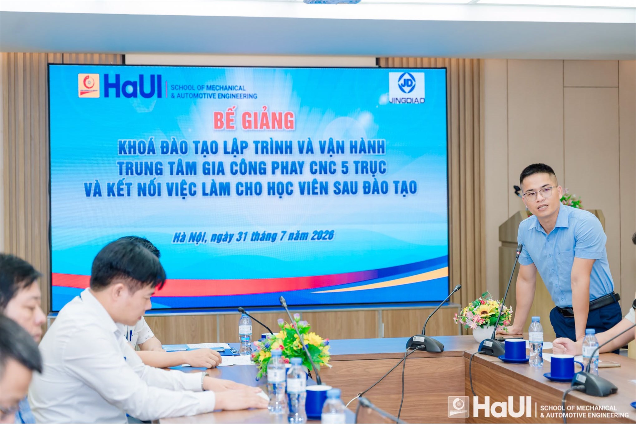 Bế giảng khóa đào tạo ngắn hạn tại Trường Cơ khí – Ô tô: “Lập trình và vận hành trung tâm gia công phay CNC 5 trục” và kết nối việc làm cho học viên sau đào tạo