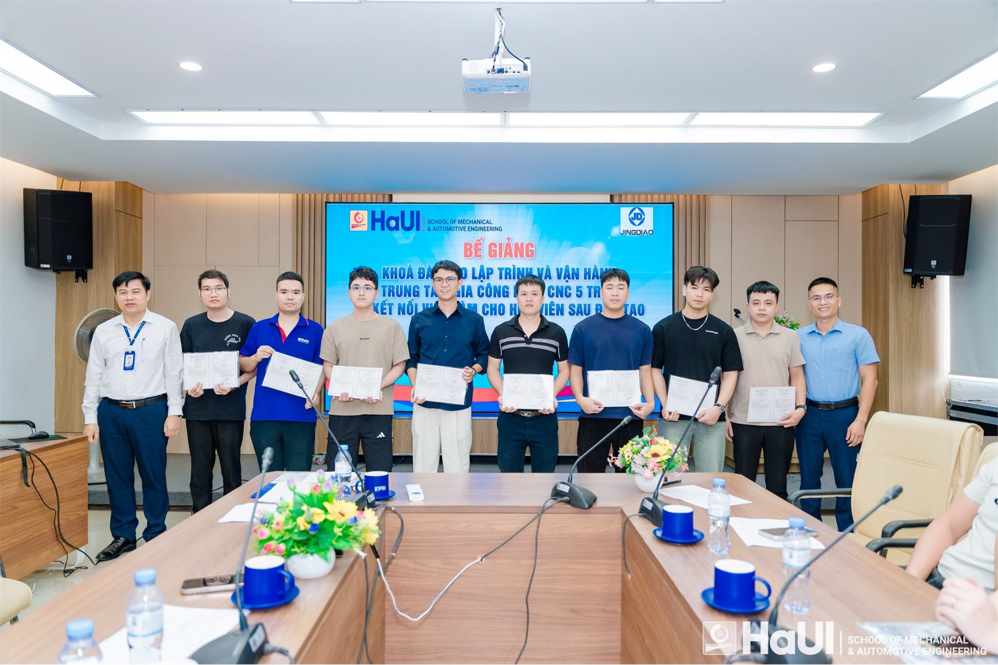 Bế giảng khóa đào tạo ngắn hạn tại Trường Cơ khí – Ô tô: “Lập trình và vận hành trung tâm gia công phay CNC 5 trục” và kết nối việc làm cho học viên sau đào tạo