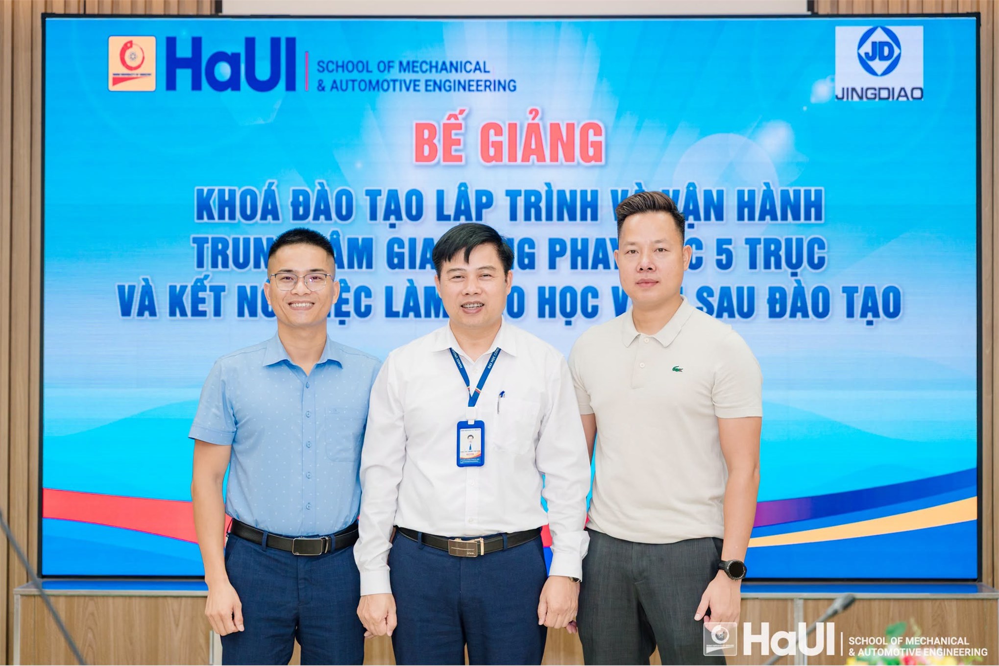 Bế giảng khóa đào tạo ngắn hạn tại Trường Cơ khí – Ô tô: “Lập trình và vận hành trung tâm gia công phay CNC 5 trục” và kết nối việc làm cho học viên sau đào tạo