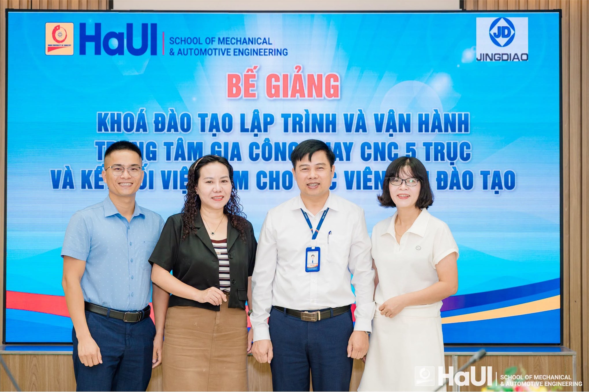 Bế giảng khóa đào tạo ngắn hạn tại Trường Cơ khí – Ô tô: “Lập trình và vận hành trung tâm gia công phay CNC 5 trục” và kết nối việc làm cho học viên sau đào tạo