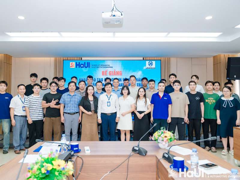 Bế giảng khóa đào tạo ngắn hạn tại Trường Cơ khí – Ô tô: “Lập trình và vận hành trung tâm gia công phay CNC 5 trục” và kết nối việc làm cho học viên sau đào tạo