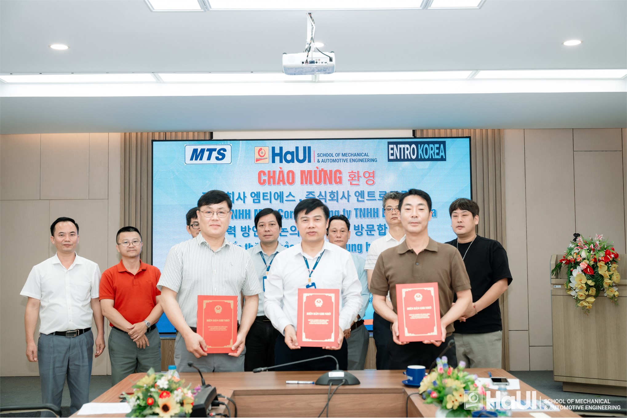 Trường Cơ khí - Ô tô ký kết Biên bản ghi nhớ hợp tác với Công ty TNHH Entro Korea và Công ty TNHH MTS Corp (Hàn Quốc)