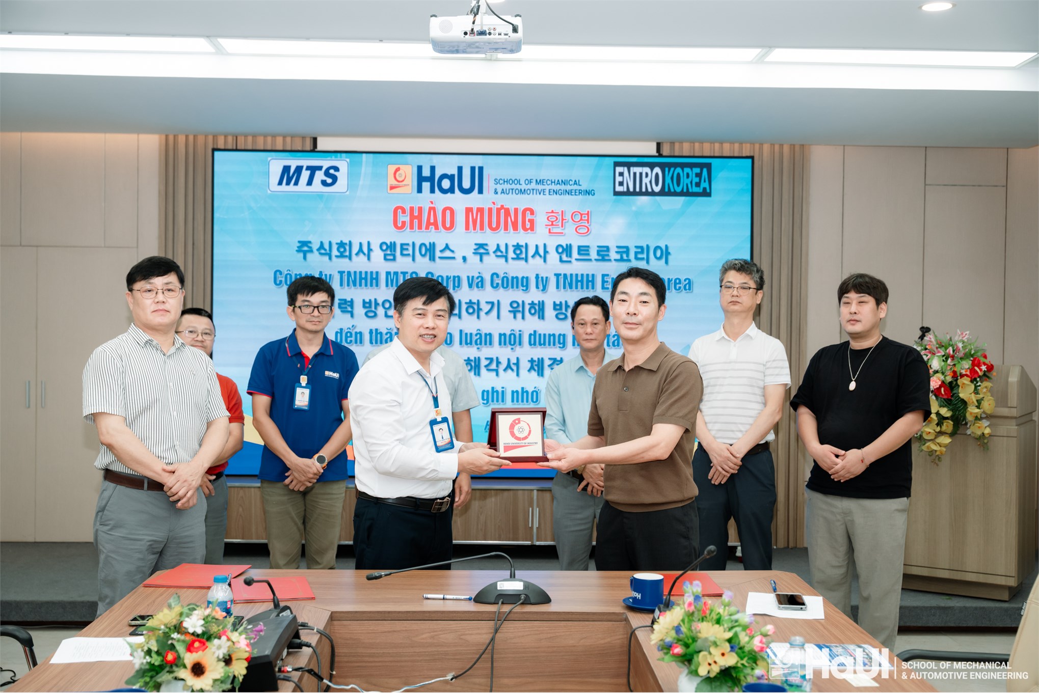 Trường Cơ khí - Ô tô ký kết Biên bản ghi nhớ hợp tác với Công ty TNHH Entro Korea và Công ty TNHH MTS Corp (Hàn Quốc)