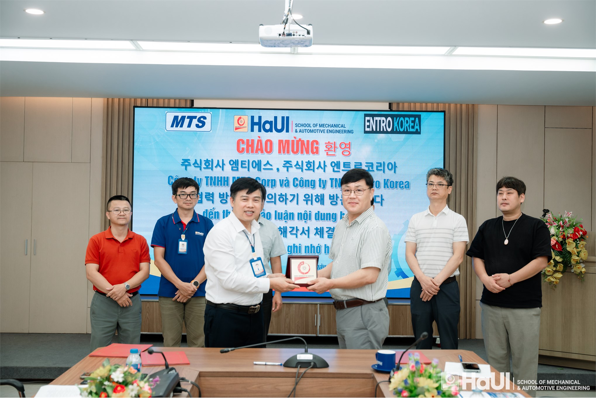 Trường Cơ khí - Ô tô ký kết Biên bản ghi nhớ hợp tác với Công ty TNHH Entro Korea và Công ty TNHH MTS Corp (Hàn Quốc)
