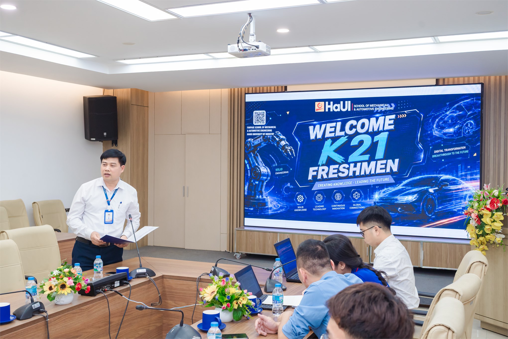 Trường Cơ khí - Ô tô chào đón tân sinh viên K21 chương trình tiếng Anh: Khởi đầu hành trình hội nhập toàn cầu