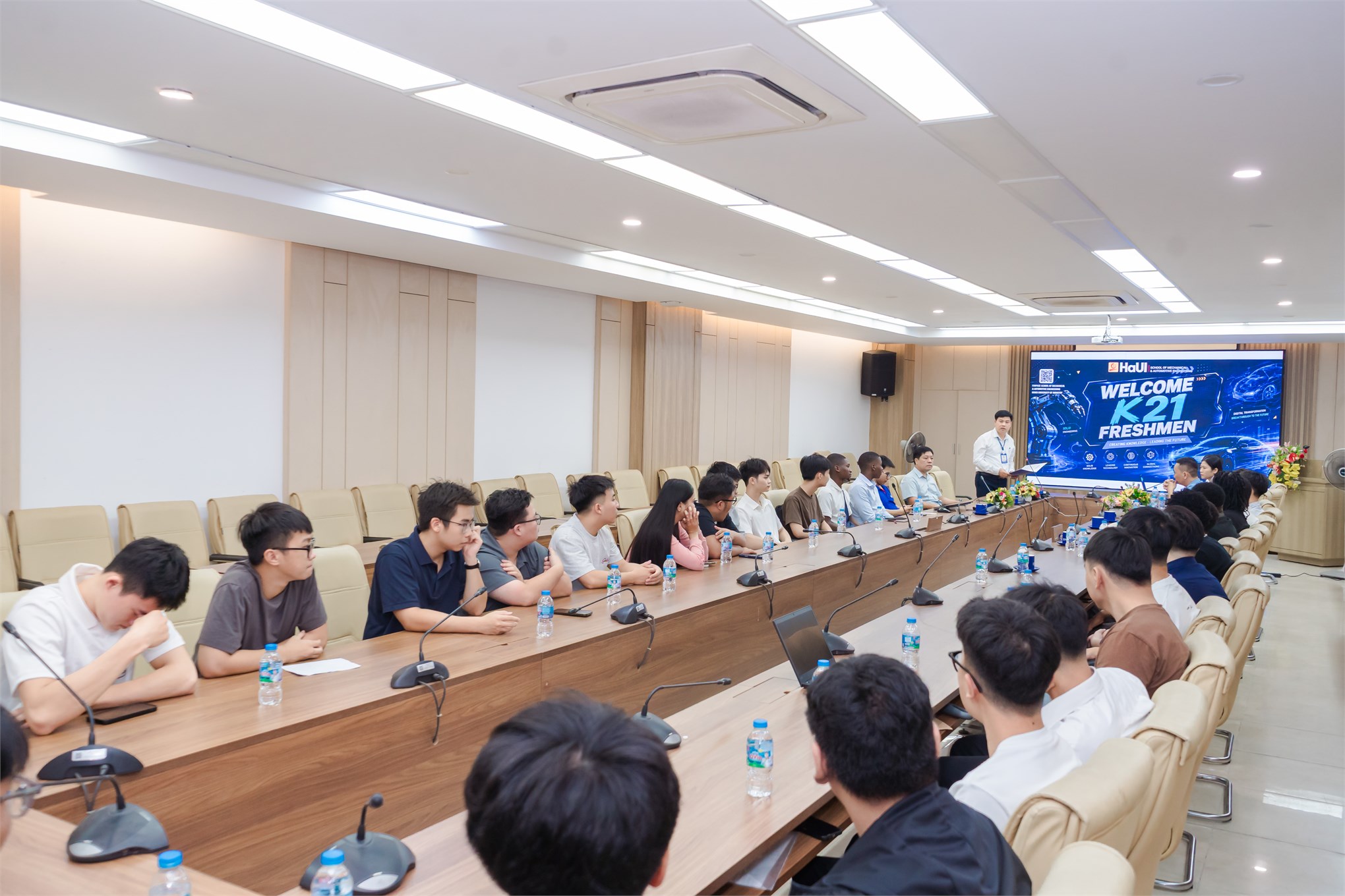 Trường Cơ khí - Ô tô chào đón tân sinh viên K21 chương trình tiếng Anh: Khởi đầu hành trình hội nhập toàn cầu