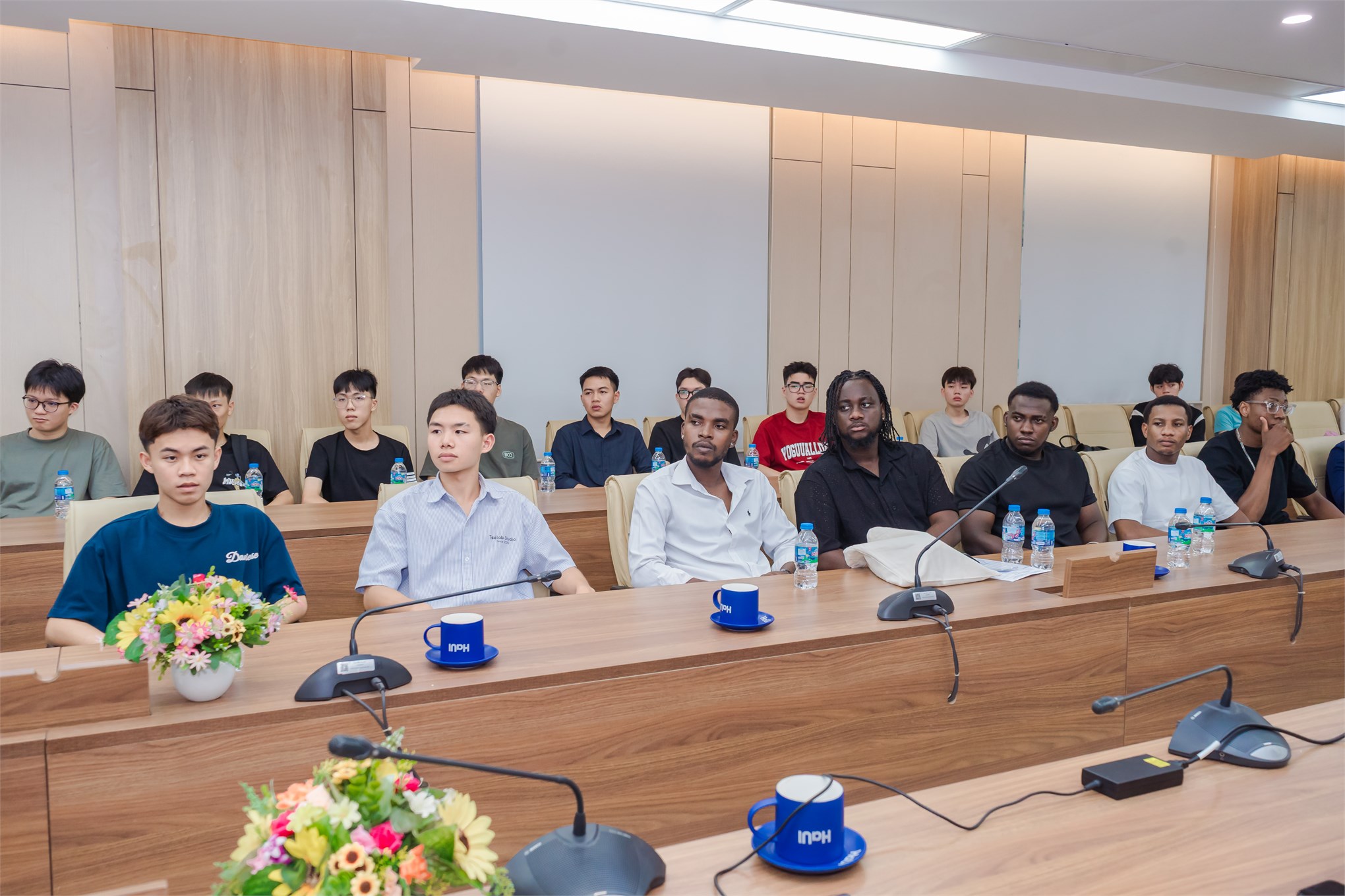 Trường Cơ khí - Ô tô chào đón tân sinh viên K21 chương trình tiếng Anh: Khởi đầu hành trình hội nhập toàn cầu