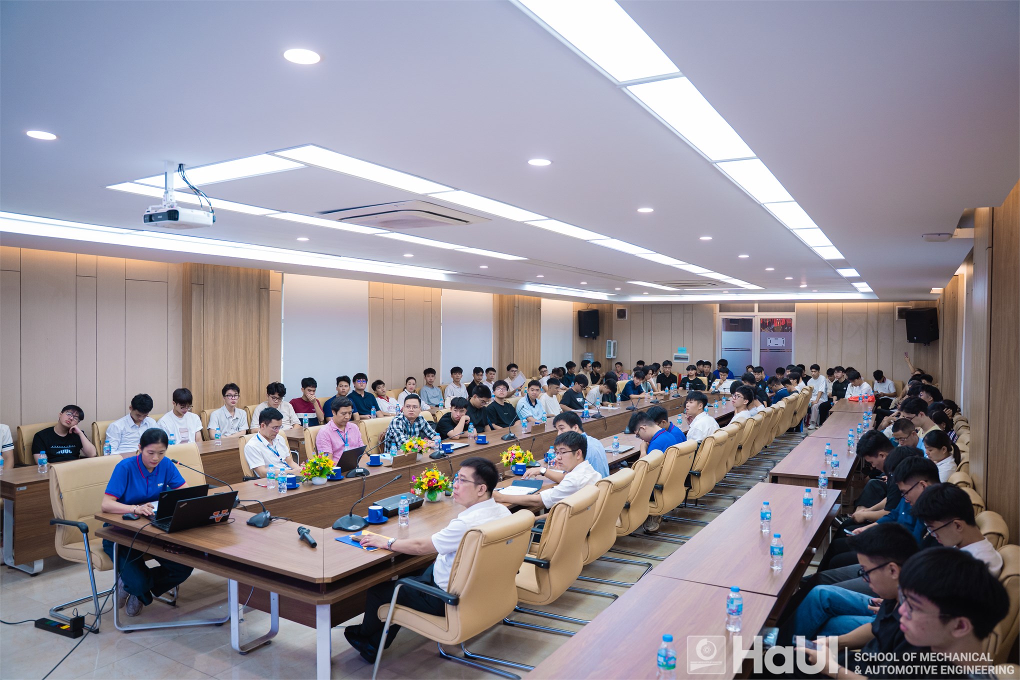 Trường Cơ khí - Ô tô chào đón tân sinh viên K21 chương trình tiếng Anh: Khởi đầu hành trình hội nhập toàn cầu