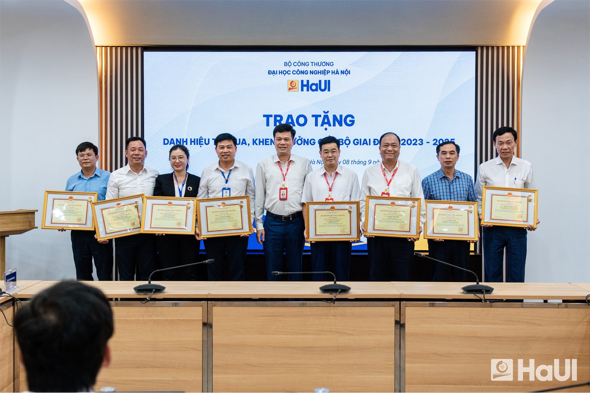 Cán bộ, giảng viên Trường Cơ khí - Ô tô vinh dự nhận Danh hiệu Thi đua và Bằng khen cấp Bộ giai đoạn 2023 - 2025