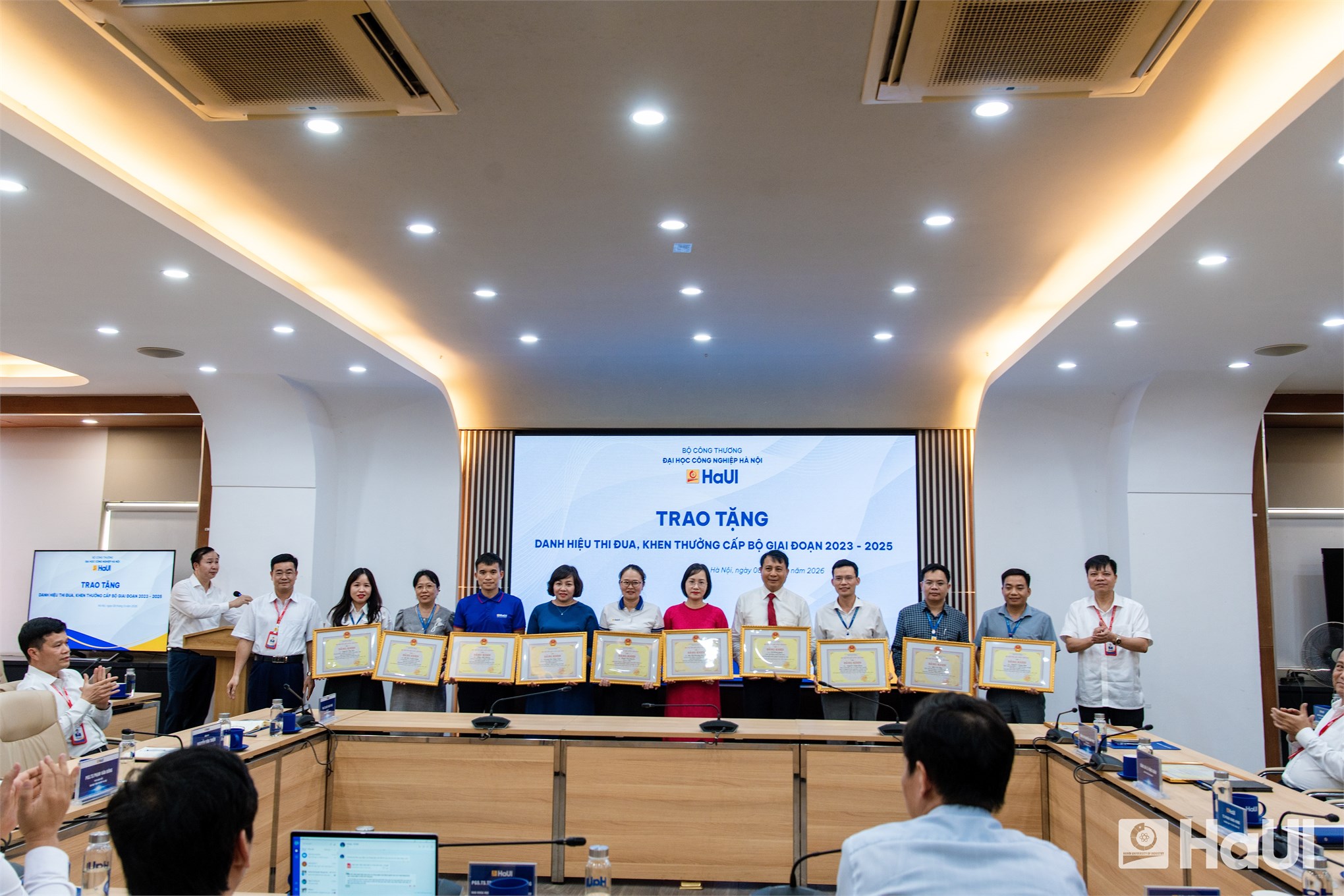 Cán bộ, giảng viên Trường Cơ khí - Ô tô vinh dự nhận Danh hiệu Thi đua và Bằng khen cấp Bộ giai đoạn 2023 - 2025