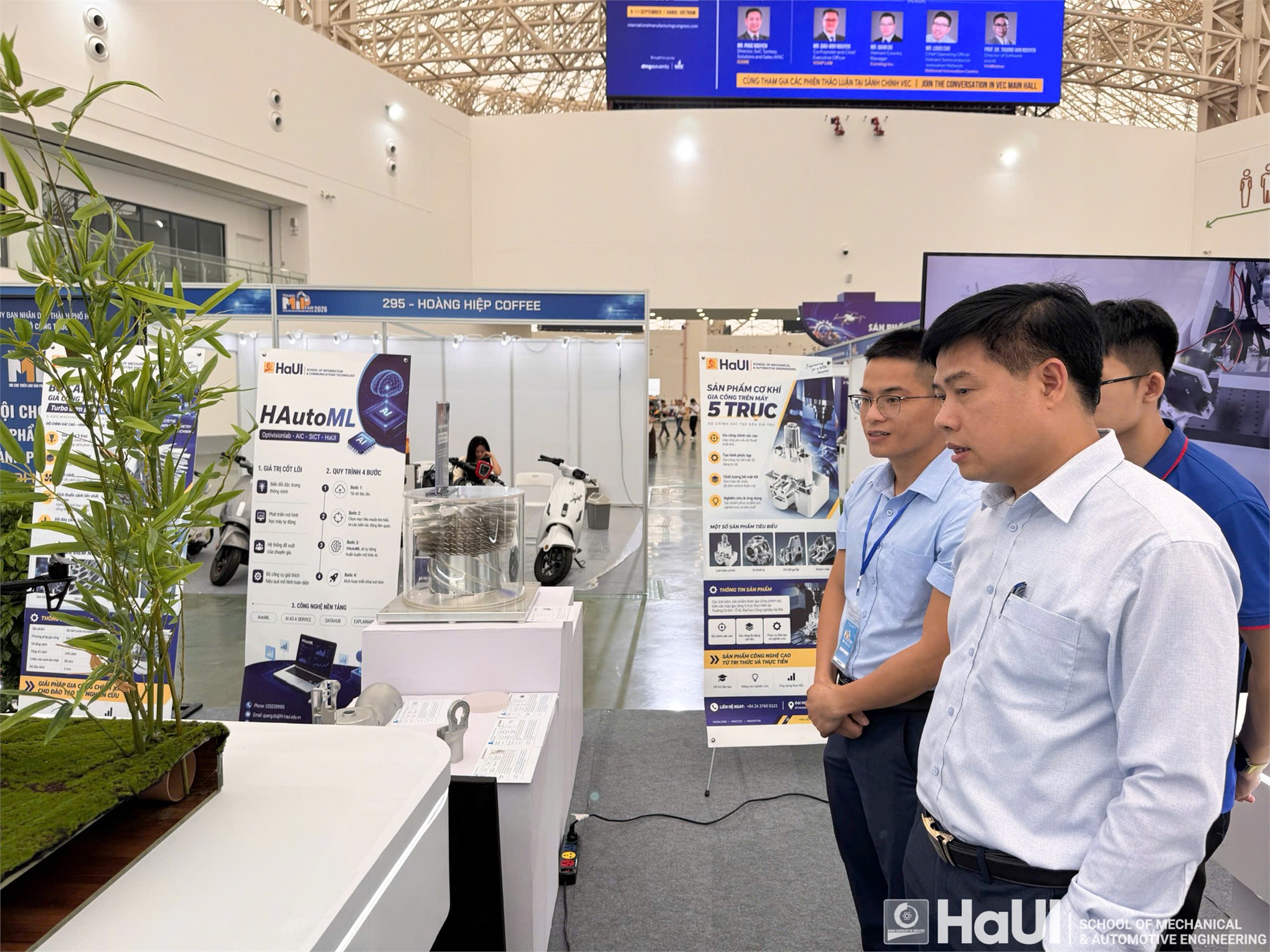 Trường Cơ khí – Ô tô, HaUI khẳng định năng lực khoa học công nghệ tại Hội chợ Triển lãm sản phẩm Công nghiệp Hà Nội 2026