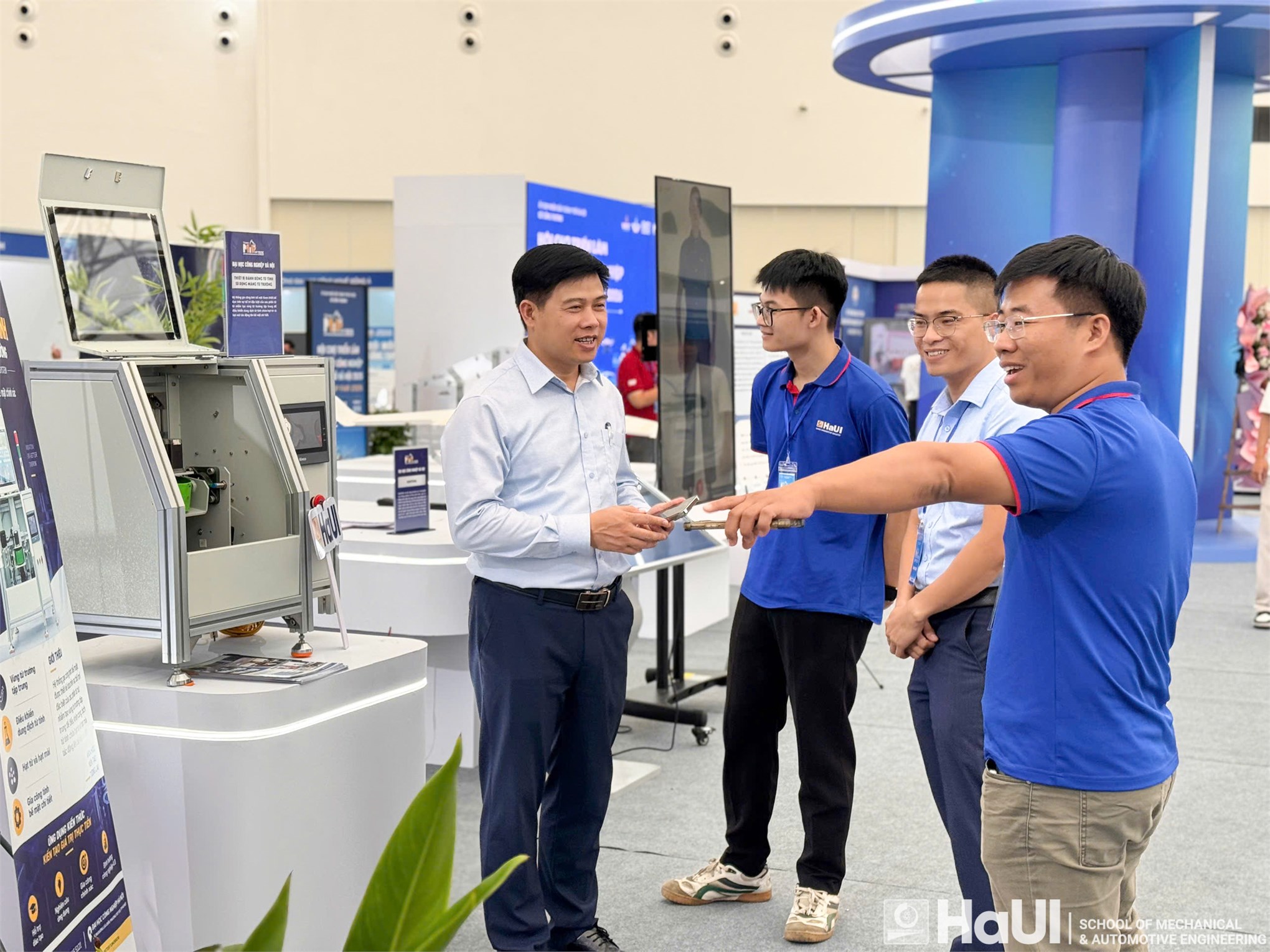 Trường Cơ khí – Ô tô, HaUI khẳng định năng lực khoa học công nghệ tại Hội chợ Triển lãm sản phẩm Công nghiệp Hà Nội 2026