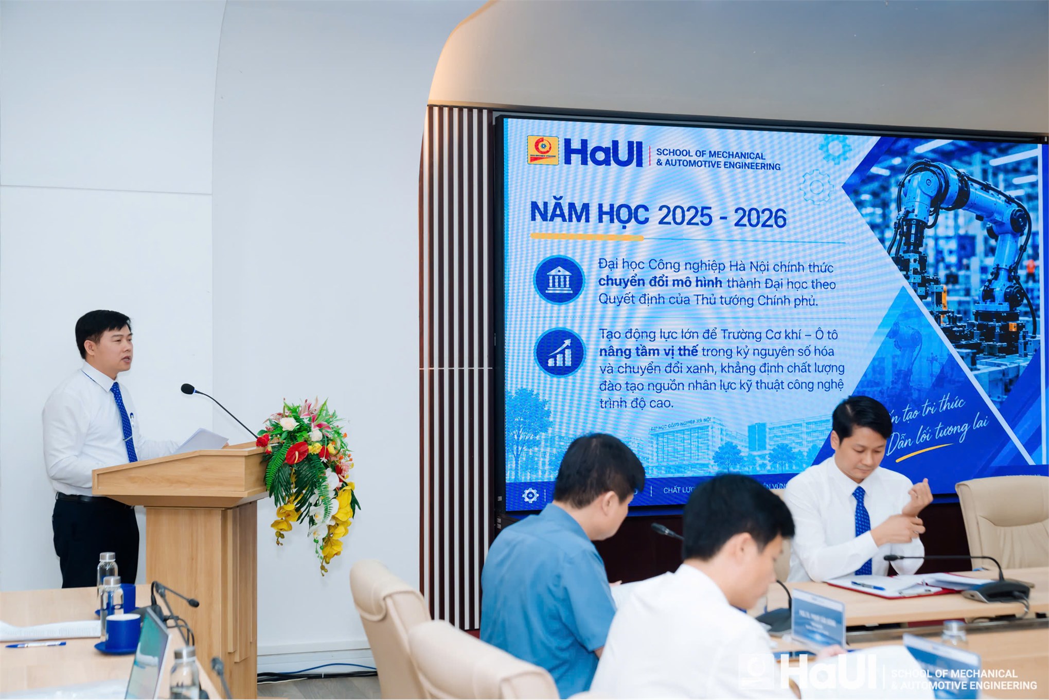 Hội nghị viên chức, người lao động Trường Cơ khí – Ô tô năm 2026: Đổi mới, sáng tạo, quyết tâm thực hiện thắng lợi nhiệm vụ năm học mới