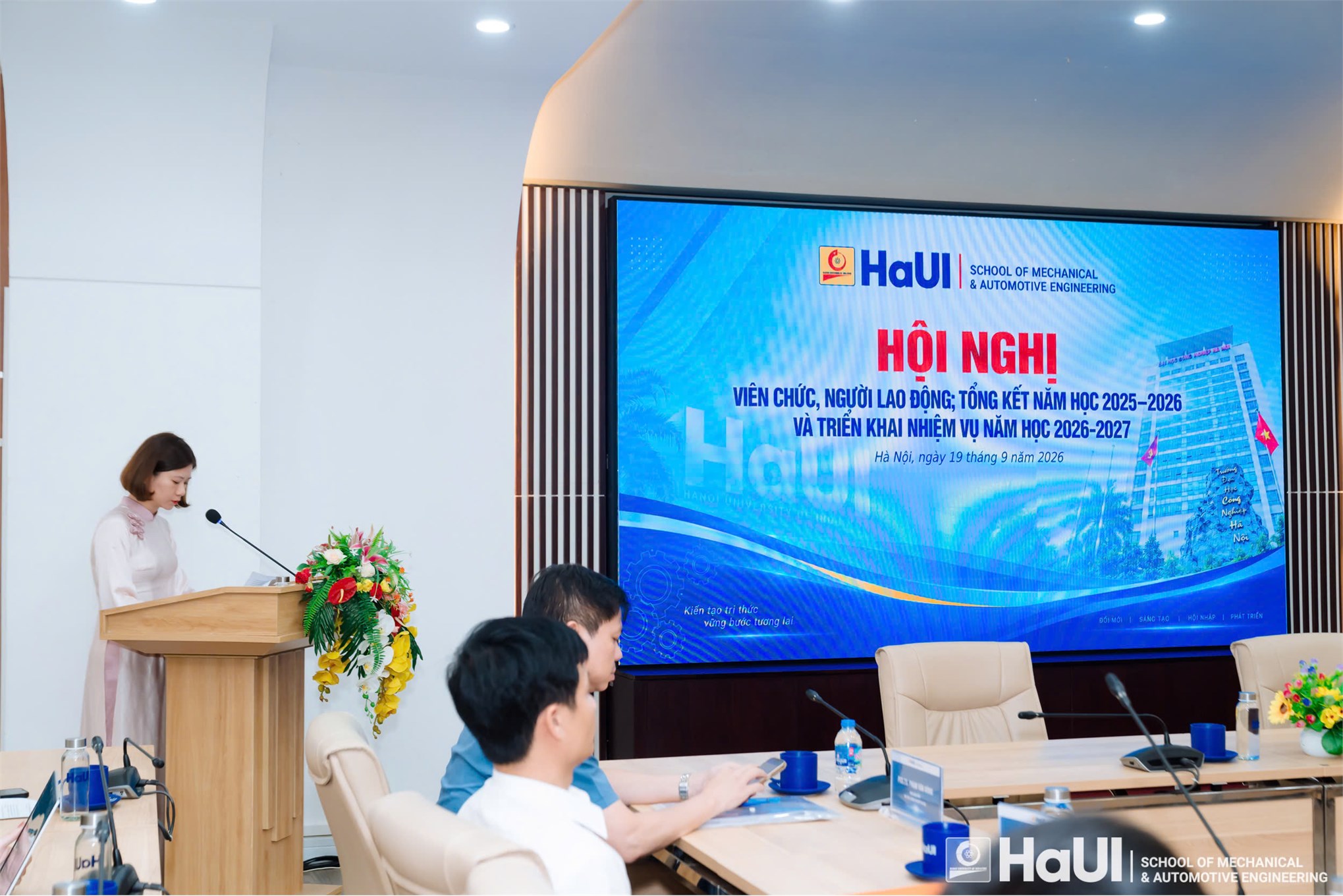 Hội nghị viên chức, người lao động Trường Cơ khí – Ô tô năm 2026: Đổi mới, sáng tạo, quyết tâm thực hiện thắng lợi nhiệm vụ năm học mới