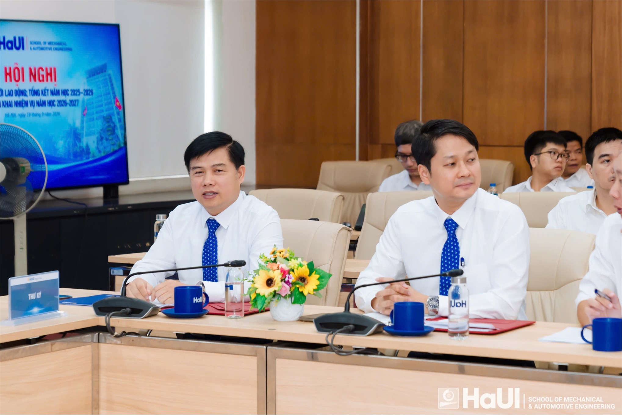 Hội nghị viên chức, người lao động Trường Cơ khí – Ô tô năm 2026: Đổi mới, sáng tạo, quyết tâm thực hiện thắng lợi nhiệm vụ năm học mới