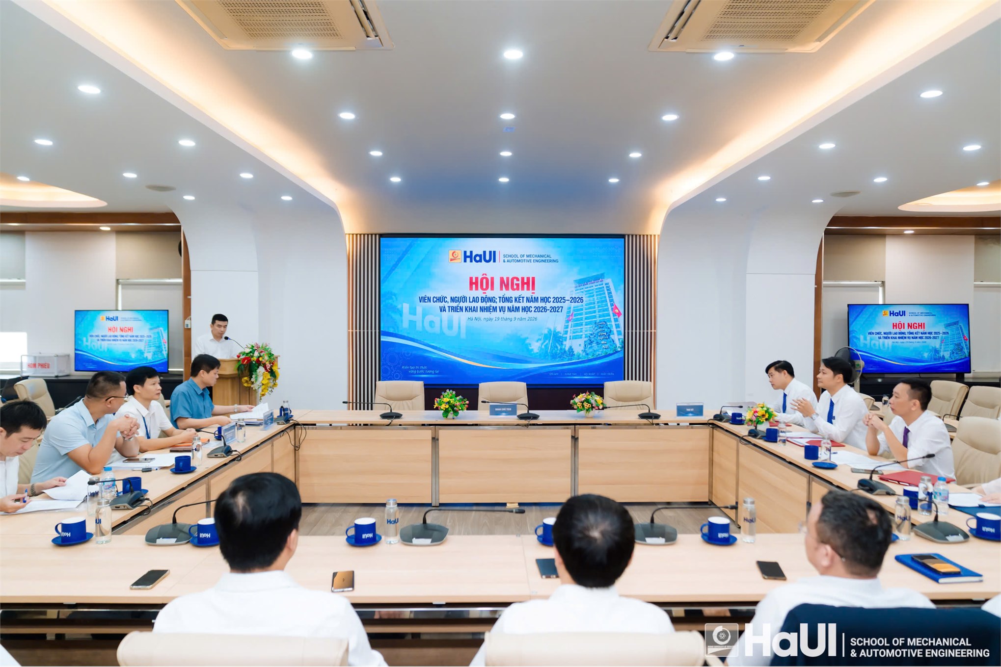 Hội nghị viên chức, người lao động Trường Cơ khí – Ô tô năm 2026: Đổi mới, sáng tạo, quyết tâm thực hiện thắng lợi nhiệm vụ năm học mới