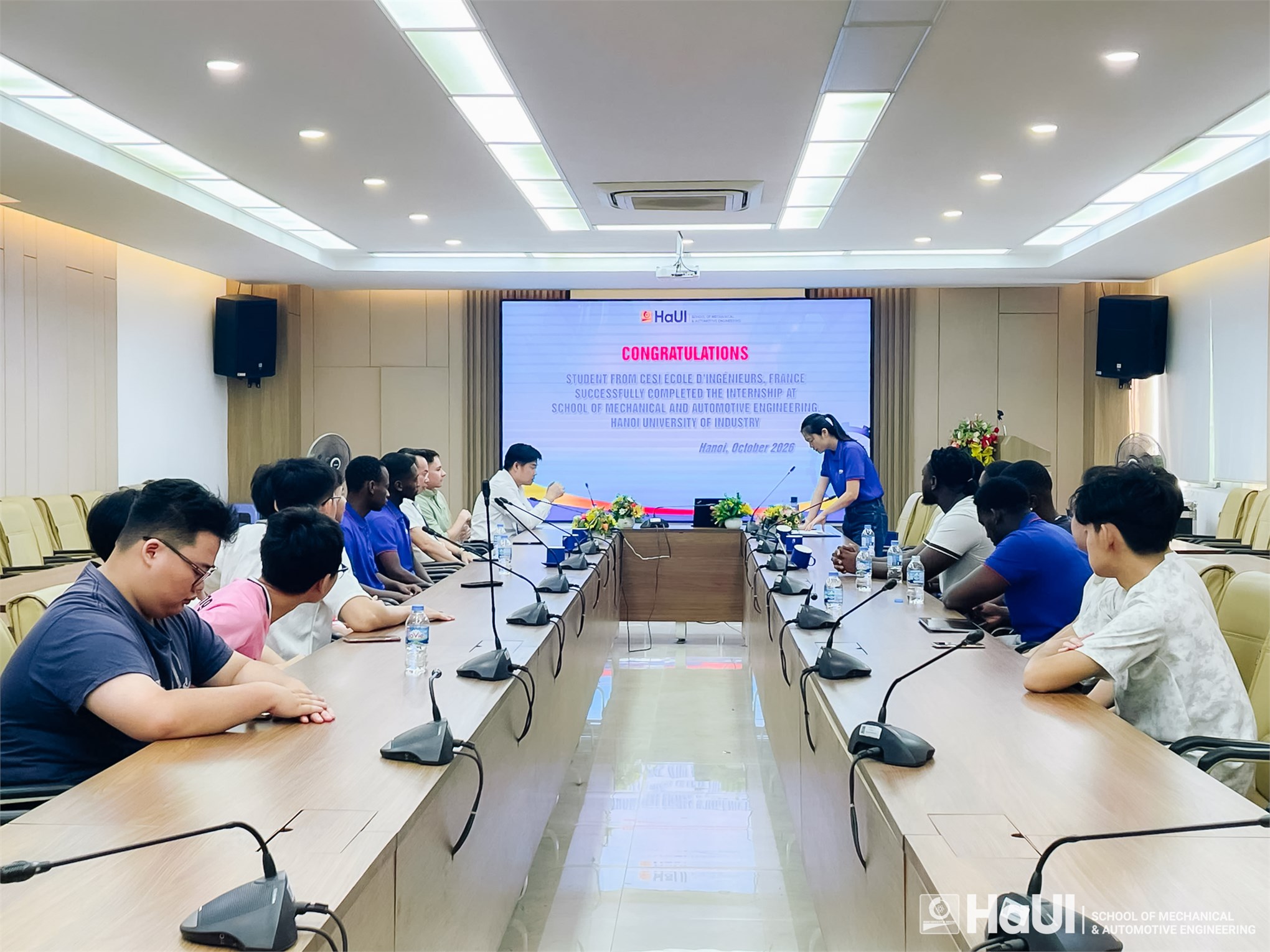 Trường Cơ khí – Ô tô bế giảng đợt thực tập và trao giấy chứng nhận cho sinh viên Trường CESI École d'Ingénieurs (Cộng hòa Pháp)