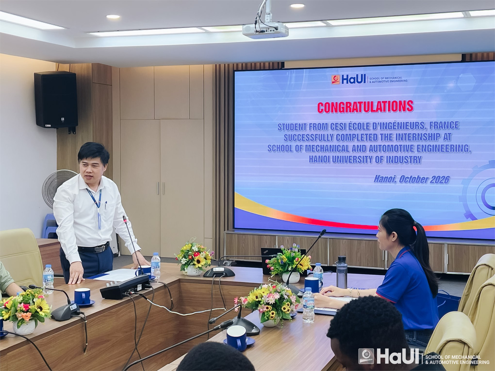Trường Cơ khí – Ô tô bế giảng đợt thực tập và trao giấy chứng nhận cho sinh viên Trường CESI École d'Ingénieurs (Cộng hòa Pháp)