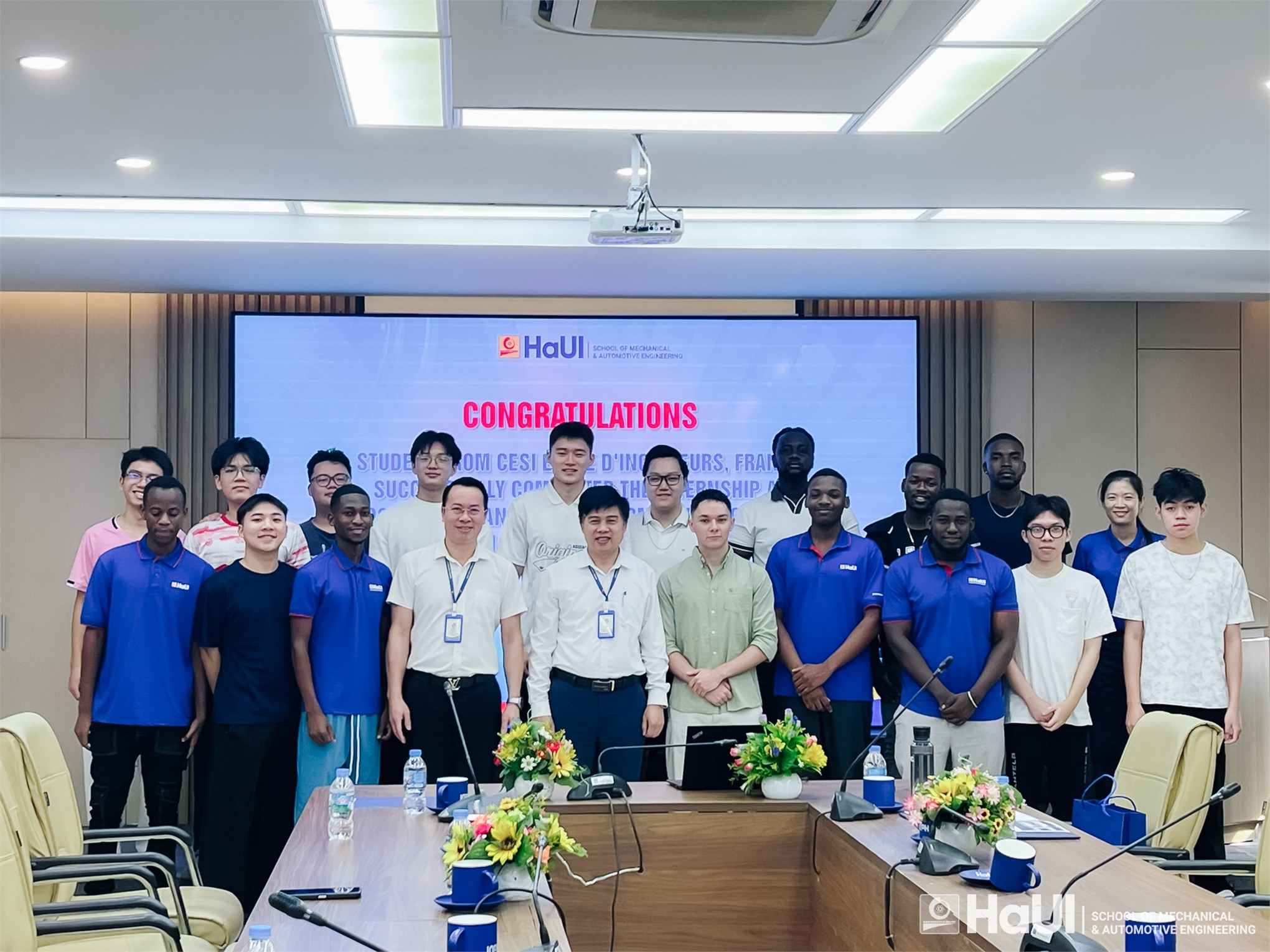 Trường Cơ khí – Ô tô bế giảng đợt thực tập và trao giấy chứng nhận cho sinh viên Trường CESI École d'Ingénieurs (Cộng hòa Pháp)