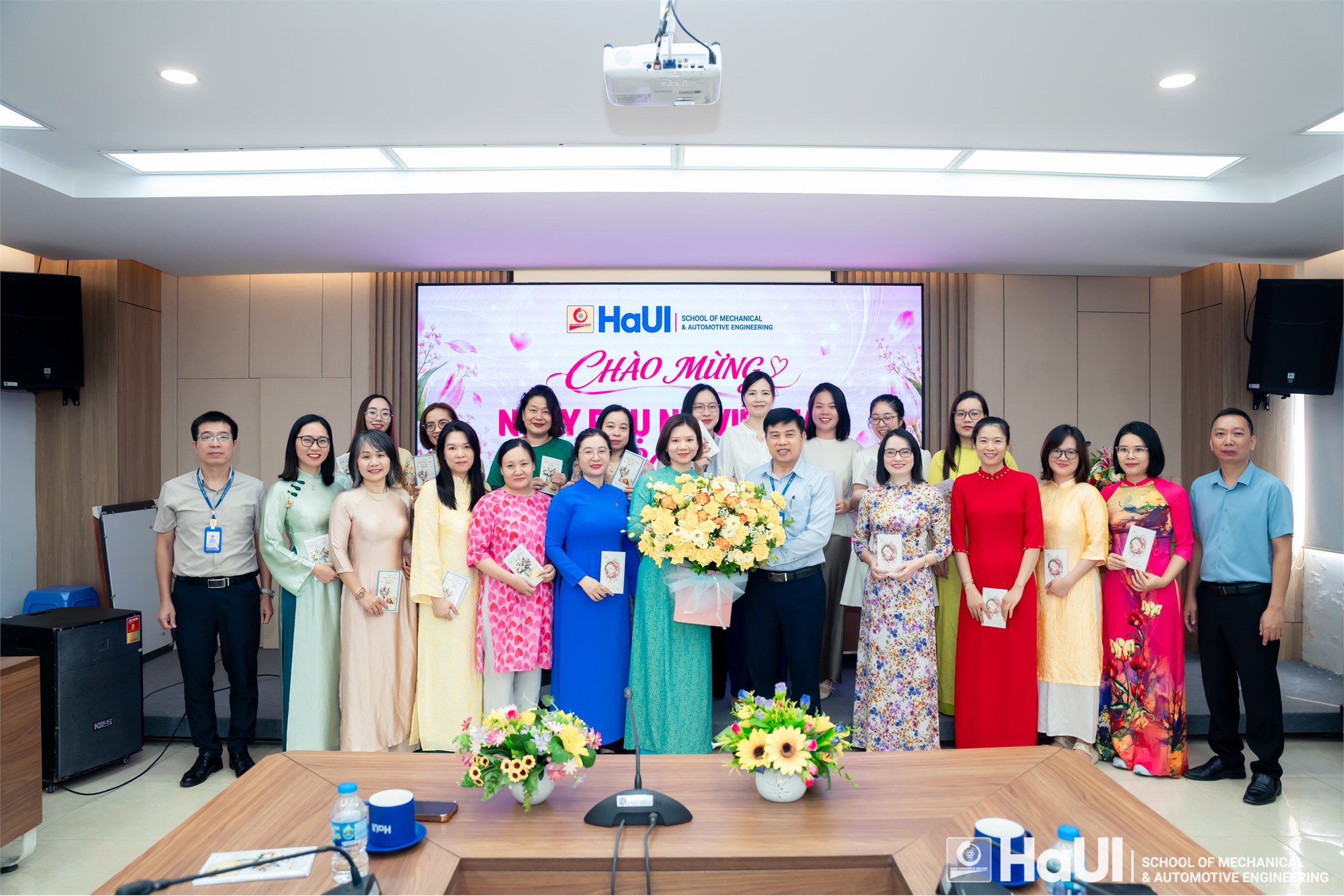 Rạng rỡ và ấm áp chương trình kỷ niệm ngày phụ nữ Việt Nam 20/10 tại Trường Cơ khí – Ô tô