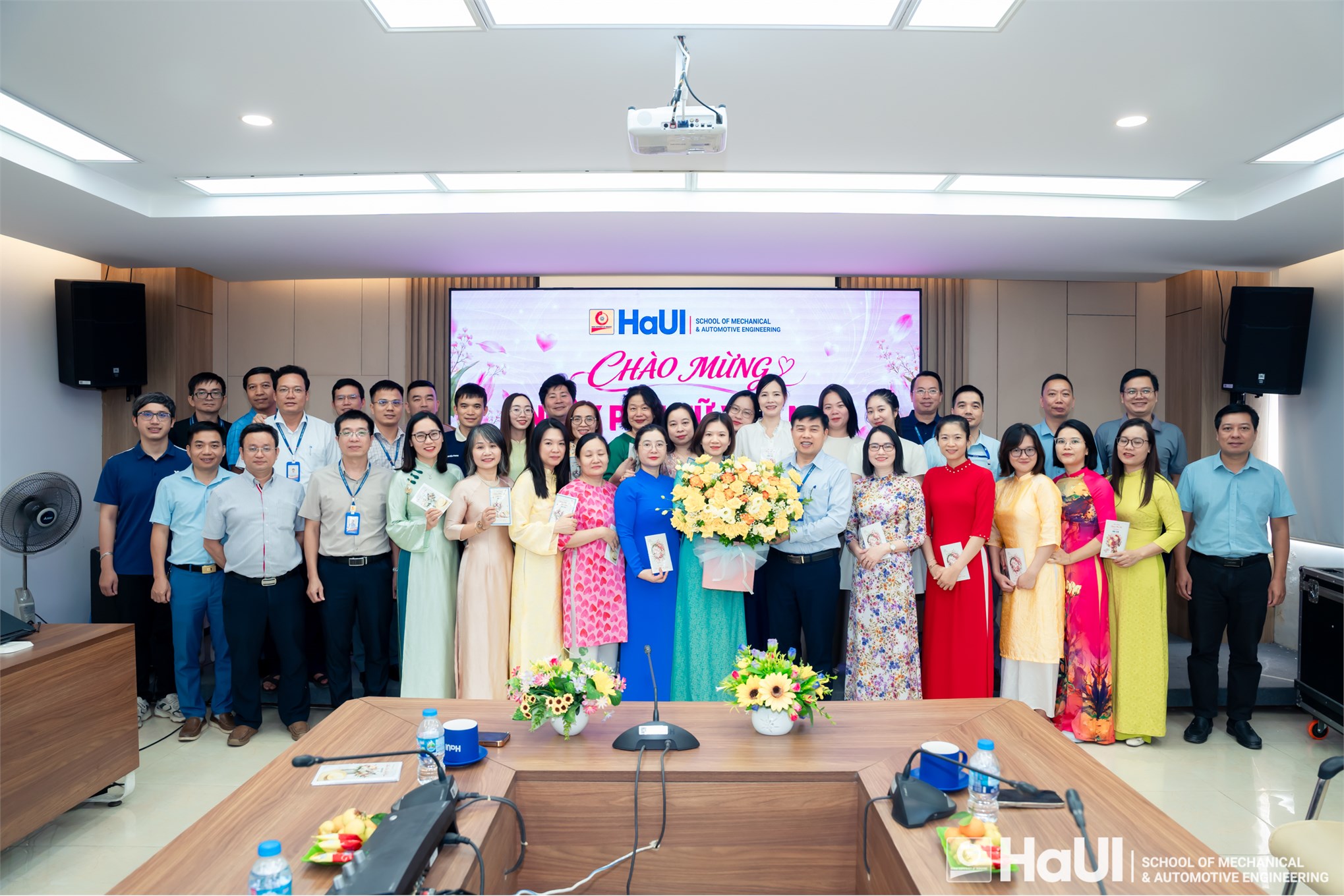 Rạng rỡ và ấm áp chương trình kỷ niệm ngày phụ nữ Việt Nam 20/10 tại Trường Cơ khí – Ô tô