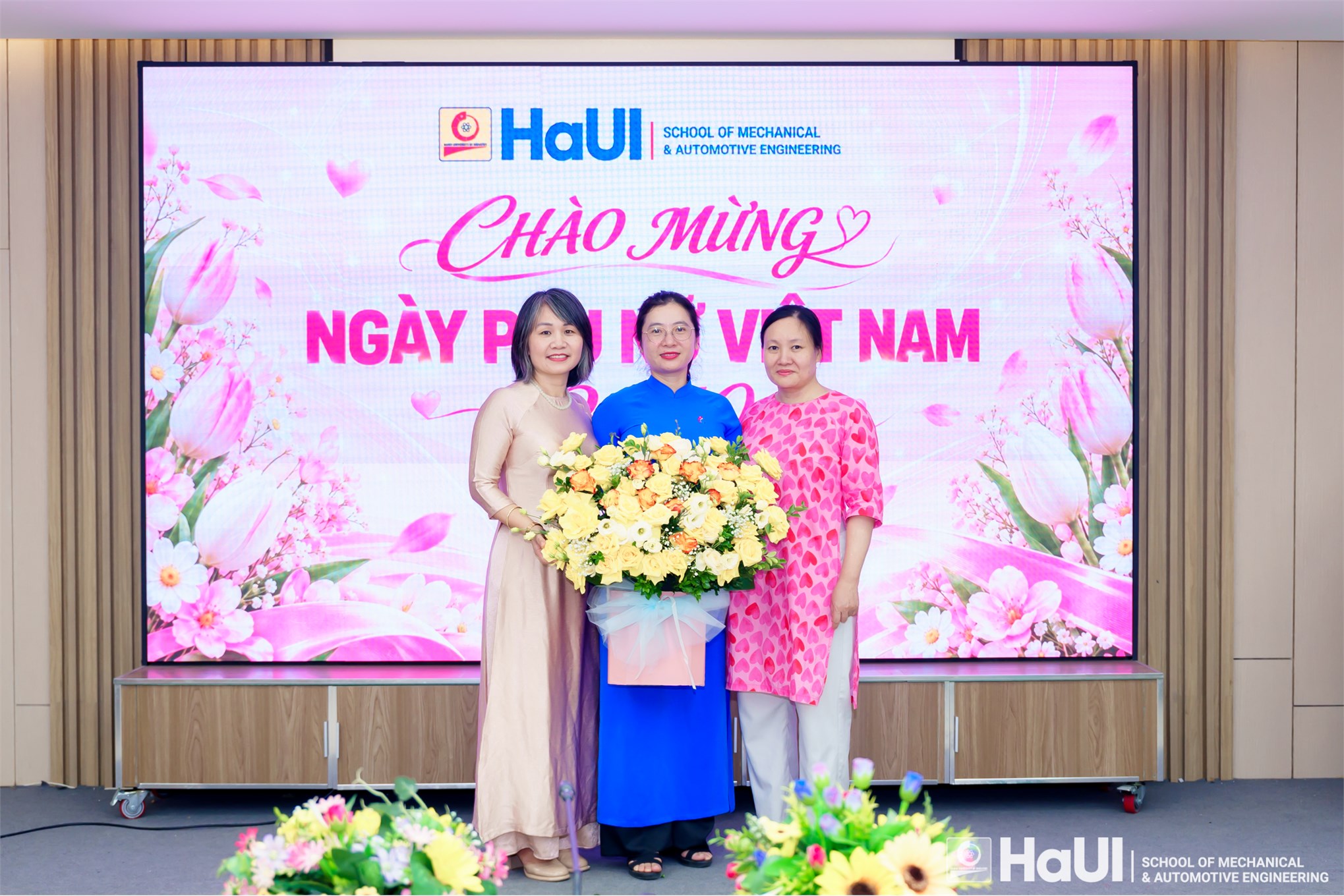 Rạng rỡ và ấm áp chương trình kỷ niệm ngày phụ nữ Việt Nam 20/10 tại Trường Cơ khí – Ô tô