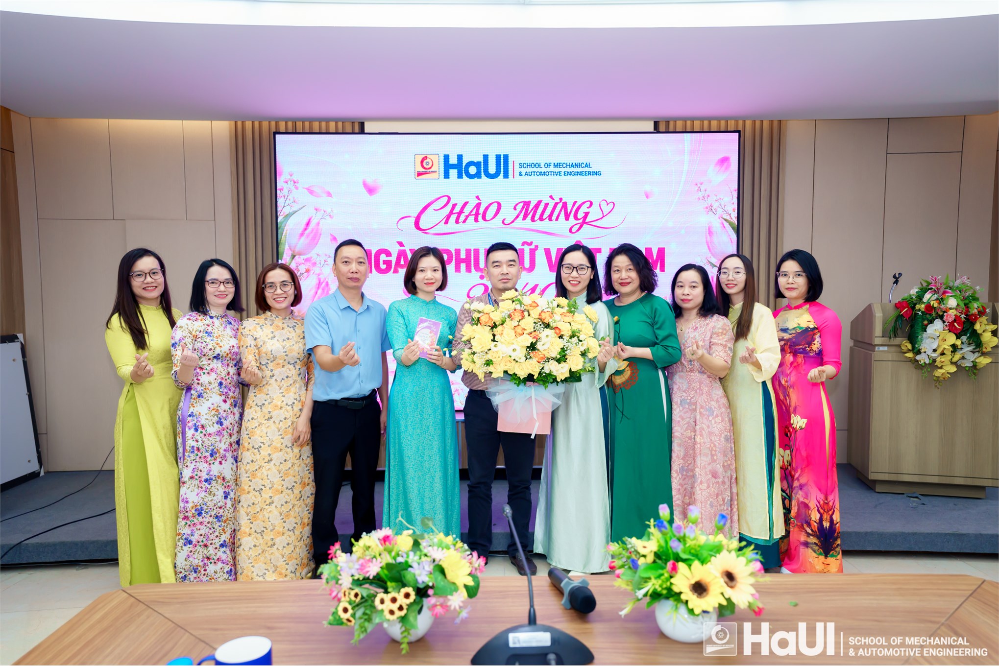 Rạng rỡ và ấm áp chương trình kỷ niệm ngày phụ nữ Việt Nam 20/10 tại Trường Cơ khí – Ô tô