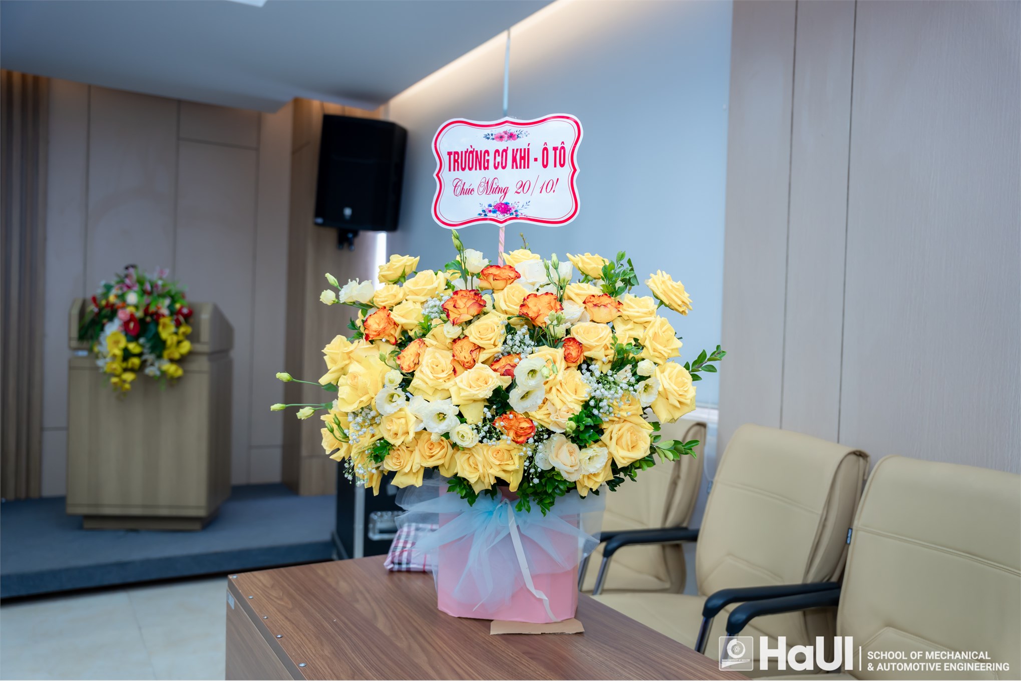 Rạng rỡ và ấm áp chương trình kỷ niệm ngày phụ nữ Việt Nam 20/10 tại Trường Cơ khí – Ô tô