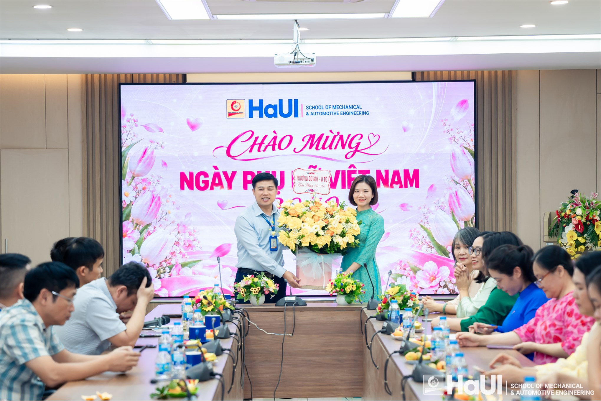 Rạng rỡ và ấm áp chương trình kỷ niệm ngày phụ nữ Việt Nam 20/10 tại Trường Cơ khí – Ô tô