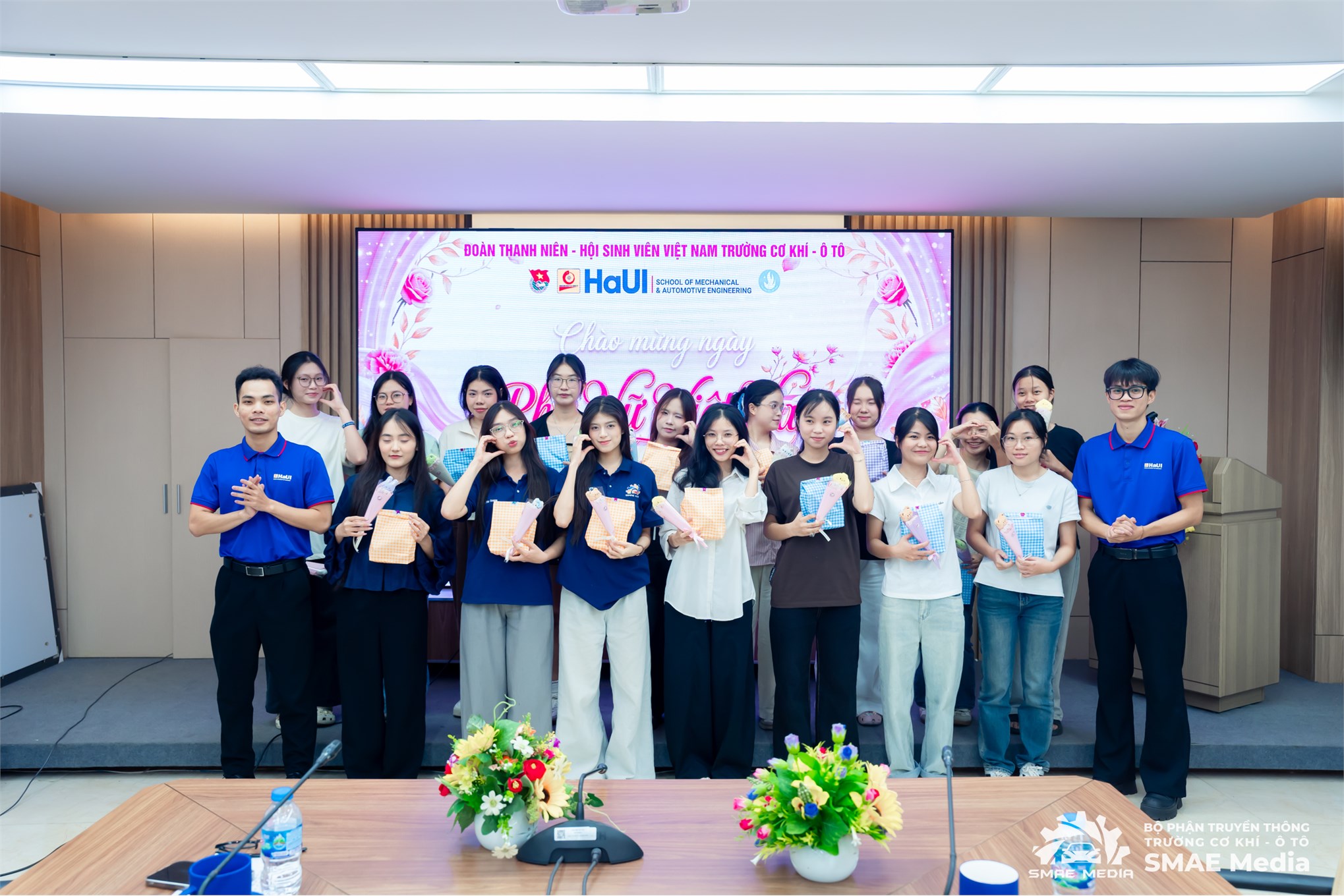 Rạng rỡ và ấm áp chương trình kỷ niệm ngày phụ nữ Việt Nam 20/10 tại Trường Cơ khí – Ô tô