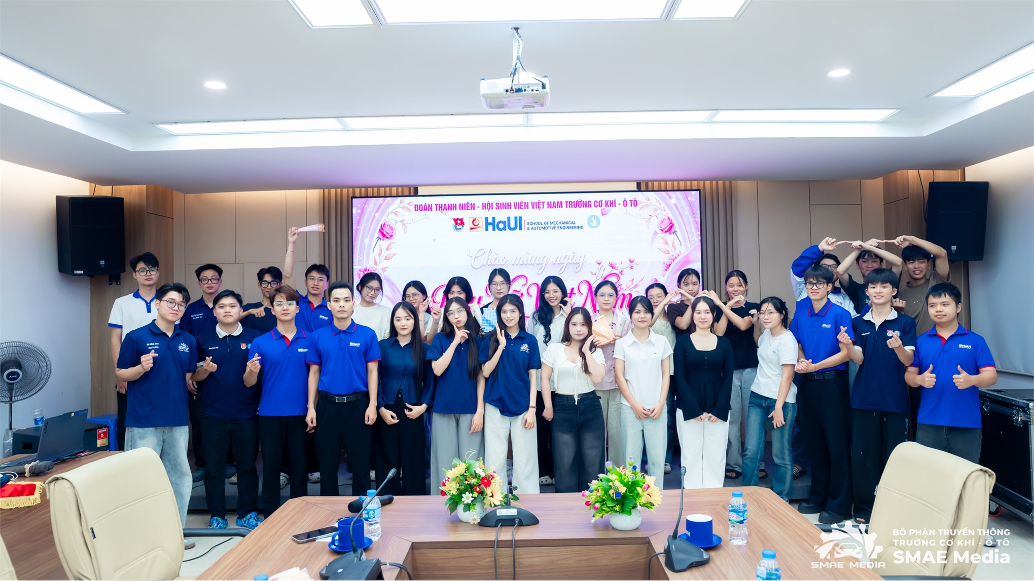 Rạng rỡ và ấm áp chương trình kỷ niệm ngày phụ nữ Việt Nam 20/10 tại Trường Cơ khí – Ô tô